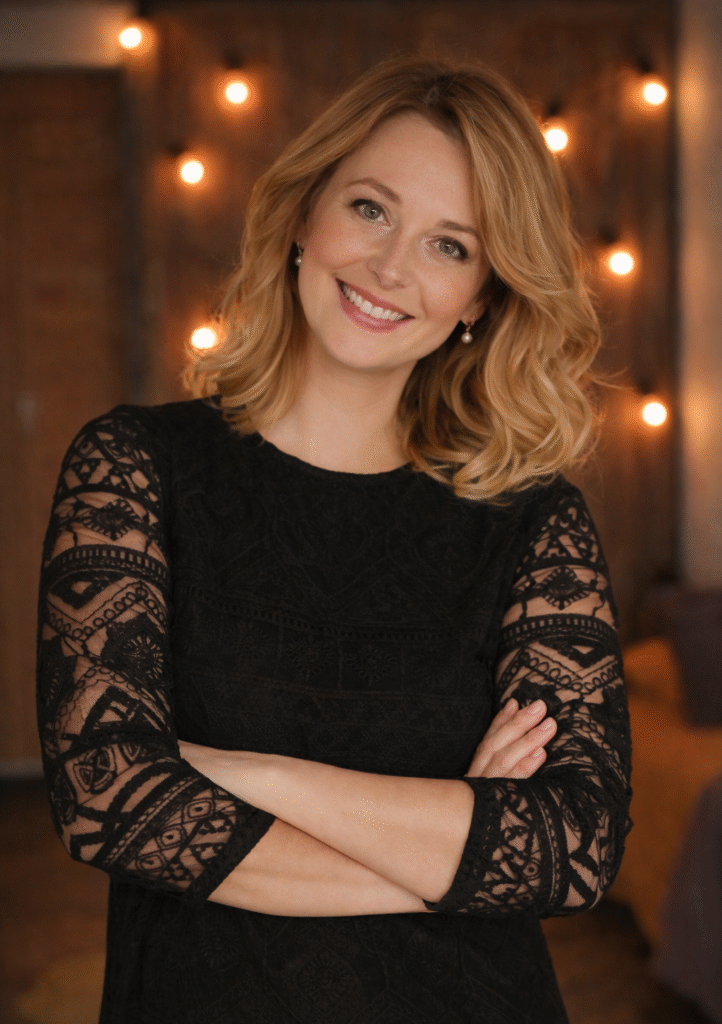 tarot reader Mira Sol